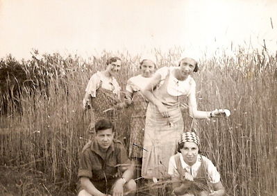 Kibbutz hachshara Sangaste.
Left to right.
Sitting: Dov Maisel, Meri Josselson
Standing: Frieda Schats, Libe Bell?, Dina Danzig
