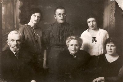 Vilenski family.
Left to right: Jossef Vilenski, Ethel (1900-?), Leon (Leib) (1898-1926), Rachel, Ella (1893-1995), Genja (1908-1971)
