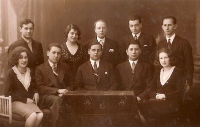 Tartu corporation(?)
From left to right.
Top: Schmuel Saltsmann, Miriam Usvanski (Gabovitsch), Wulf Geruchmanov, Nosson Eidus, ?
Bottom: Sonja Serman (Lopavok), Zenja Refes, ?, Hilel Geruchmanov, Golda Sverdlov

