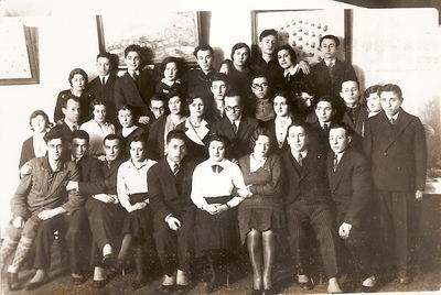 Farewell party before the "aliah" of Jona Weiser (Kaplan)?. 8.2.1933. Tartu.
Left to right.
Top row: Schajevitsch, ?, Reuven Nachamtsin, Dora Zagorje, Izhak Spungin, ?, Josef Usvanski, Esther Paturski (Katzin), Moshe Michelson
Middle row: Masha Saltsmann (Schkop), Hirsch Schur, Fanja Eidelkind (Drui), Sonja Sajevitsch, ?, ?, ?, Ljeva Usvanski, Gdali Michelson, Haim Kruskal, Dusja Katzin, ?, Haim Michelson, Sonja Muschkat, Schalom Schapiro
Bottom row: Nachman Judin from Riga, Izhak Saltsmann, Saul Hasin, Sonja Drui, Verschuvski?, ?, ?, Aleksandr Eidelkind, Benno Spungin.

