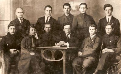 Tartu 1921
Standing: ?, Benno Epstein(?), Boris Bakscht, Jossef Goldberg, Jossef Usvanski
Sitting: ?, ?, ?, ?, ?, Mosche Selmanovitsch
