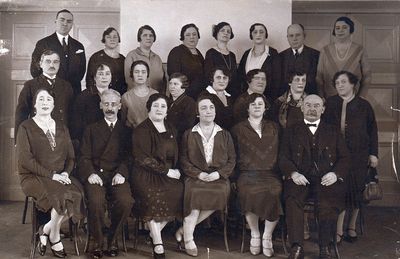Tallinn Jewish gymnasium parents committee
Left to right.
Top row: ?, Bluma Rybak, ?, Grinstan, Brin, Henriette Herzenberg, Amitan, Stark
Middle row: Jehuda Itzoch, Jenja Schulklepper, Selma Gibert, Lermann, ?, ?, ?, Fanni Goldmann
Bottom row: Ester Schulklepper, Samuel Gurin, Frida Berkovitsch, Rosa Klompus, Hana Itskovitsch, Morits Sauerbrei
