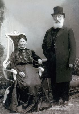 Aharon-Pesach Pavlovski (1835-1926) with wife Hasse 
