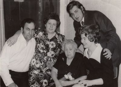 Kitt, Schlick, Pavlovski
Left to right: Elja (Izhak) Schlick, Ljuba Schlick (Kagan), Lea Kagan (Pavlovski), Leo Kitt, Riina Kitt (Pavlovski)
