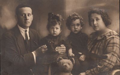 Josif Kagan (1900-1942), Ljuba Schlick (Kagan) (1923-1980), Benjamin Kagan (1921-1940), Lea Kagan (Pavlovski) (1900-1977)
