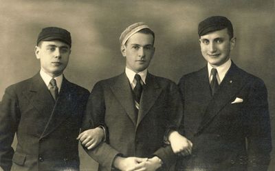 1934 Left to right: Teffi Smolenski, Sasha Gini (Giniziski), Reuven Kamenovski
Keywords: [S] [K} [G]
