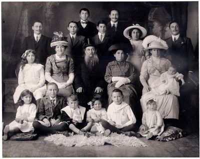 Sagor (Zagor) family in 1915. Probably South Africa
Left to right. Upper row: Moses Sagor, David Julius Sagor.
Next row: Solomon Julius Sagor, Abe Sagor, ?, ? Channa (Sagor) Klevansky, Aaron Sagor.
Next row: Sarah (Choritz) Sagor, Annie Sagor, Joseph Sagor, Rosi Sagor, Dora Sagor with Jetti Sagor.
Bottom row: Berta (Nainkin) Sagor, David Jacob Sagor, Isaac Sagor, Fanni (Dorfman) Sagor, Sam Sagor, Nessie Sagor.
