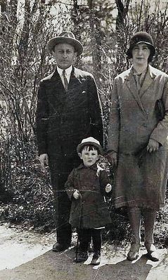 Mihailovski family. 1934
Left to right: Moissei Mihailovski, Benyamin Mihailovski, Bella Mihailovski (Glossman)
