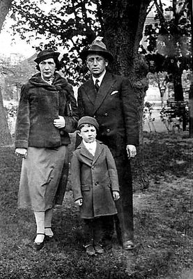 Mihailovski. 1939.
Left to right: Bella Mihailovski (Glossman), Sima Mihailovski, Moissei Mihailovski

