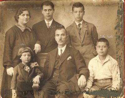 Smolenski (Smolensk) family
Left to right.
Standing: Haja Smolensk (Heimann), Moissei (Misha) Smolensk, Ami Smolensk
Sitting: Reuven Smolensk, Jehoshua (Ovsei) Smolensk, Tuvja (Tefi) Smolensk
