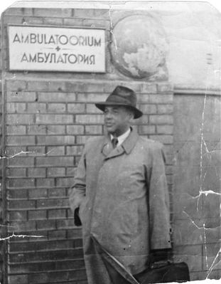 Olkenitski Solomon (1902-1959) in front of his workplace.
Keywords: [O]
