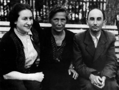 Sundelevitsch and Schmotkin, 1948.
Left to right: Rebekka (Raja) Sundelevitsch (Hazak/Hasak), Sofia Schmotkin, Evgeni Sundelevitsch
Keywords: [H] {S]