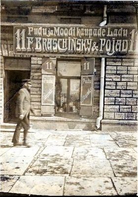 Braschinsky Feige & Sons haberdashery shop at corner of Estoinia pst. and Makri. Tallinn, 1922-1923
Keywords: [B]