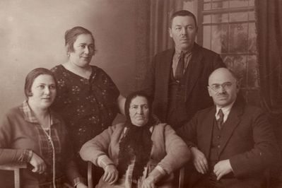 Gabovitsch
Top: Zenja ?, ?
Sitting: Vera (Dvora) Berkovitsch (Gabovitsch), ? Gabovitsch (?), Abram Gabovitsch
