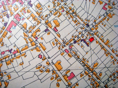 Tartu synagogue (in red - 74) on map from 1925
Sünagoog on objekt nr.74 Turu tänava Karlova tn poolel. Ta asub Ladumise (Lao) tn ja Aida tn vahel, teine krunt Turu-Ladumise tn nurgalt Aida tn poole.

Praegu on sellel kohal nõukogude-aegne elumaja Turu tn 11 ja ta asub umbes veekeskuse Aura vastas. Viktor Korrovits
