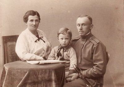 Dr Emil Laur with wife Therese (Rasja Ita / Rosa) Laur (Savelwolf / Wolff) and son Leo Laur.  ~ 1916.
At WWII Rosa Laur remained in Tallinn (Nõmme) and survived as her husband dr. Emil Laur managed to change her Jewish identity documents before the war.  
Keywords: [W]