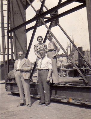 Braschinsky brothers, Pakin
Left to right: Josif Braschinsky, Herman Braschinsky, Asja Pakin (Brisk), Jakov Braschinsky
Keywords: [P]  [B]