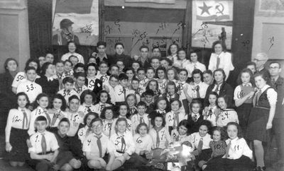 Tallinn - 1941. The pioneer organization in the Tallinn Jewish School (School N 13) - 1941 - with names
1. Rusinov, 2.Bam, 3. Gens, 4. Beltschikov, 5. Glückman, 6. Matskin, 7. Goldman, 8. Slomka, 9. Schwarz, 10. Oliner, 11. Schatz, 12. Tsipukov, 13. Grossmann, 14.Wasser, 15. Rybka, 16. Slomka, 17.Salkind, 18.Slomka, 19.Ratut, 20. Schenkman, 21. Rochlin, 22. Vigderhaus, 23. Naimark, 24. Zivjan, 25. Schenkman, 26. Vseviov, 27. Papp, 28. Mletschin, 29. Mihailovski, 30. Abramson, 31. Vinnik, 32. Slomka, 33. Goldberg, 34. Lermann, 35. Beilinson, 36. Poljatskin, 37. Bachmat, 38. Braschinsky, 39. Gurevitsch, 40. Poljatskin, 41. Strasch, 42. Pivnik, 43. Lipeles, 44. Wasserman, 45. Braschinsky, 46. Schocher, 47. Grusin, 48. Rosinko, 49. Papp, 50. Levin, 51. Goldmann,  52. Jakobson, 53. Bachmat, 54. Sacks, 55. Rubinstein, 56. Pines, 57. Nachumov, 58. Zimbalov, 59. Kropman, 60. Levin, 61. Gleser, 62. Stein, 63. Nasalevitsch, 64. Koslovski, 65. Ivanovski, 66. Vasser, 67. Kamerasse, 68. Klaus, 69. Frank, 70. Gurin, 71. Gurin, 72. Zhitomirski
