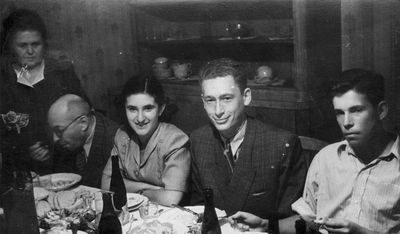 At Rubinstein's wedding in 1950
Left to right: Rachel Josset (Veksler), Ovsei Josset, Goldi Gelb (Lutrin), Aleksander Glickman, Herman Josset
Keywords: [G]