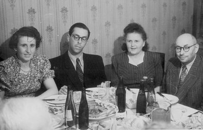 At Rubinstein's wedding, 1950
Left to right: Vera Rubinstein (Josset), Boris Rubinstein, Schifra Josset (Sack), Ovsei Josset
Keywords: [J]