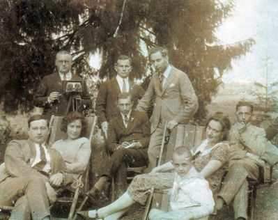 Josset and Sack families
Left to right
Standing: Abram Sack, Mischa Bakscht?, Jakob Josset
Sitting: Haim Sack, ?, Oskar Josset, Mischa Sack, Ida Josset, Leo Josset
Keywords: [Z]