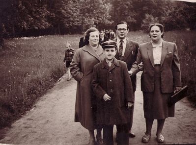 Blumberg, Scher
Left to right: Hanna Blumberg (Goldberg), Avi Blumberg, Jakov Scher, Riva Scher (?)
Keywords: [S]