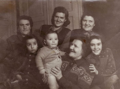 Blumbergs
Left to right.
Top: Rachel Leisermann (Blumberg), Bella Kljutschik (Blumberg), Fanni Blumberg
Bottom: Benjamin Leisermann, Avi Blumberg, Sara  Blumberg (Aronson?), Lea Segal (Kljutschik) 
