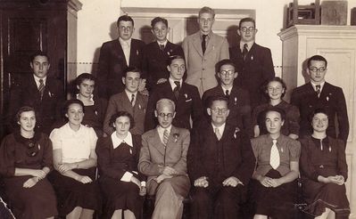 Tallinn - 1938. Jewish Gymnasium, XI class  1938
Left to right.
Top: ? Jossi Kahn, Wulf Lerenmann, Natan Asnovitsch
Middle: ?, Jette Hirschmann, Abram Gutkovitsch, Philip Brin, Isai Rosenfeld, Sima Schkop, Solomon Eidus
Bottom: Hanna Blumberg (Goldberg), Rezi Strasch, Netti Gleser, Samuil Gurin, Mölder (eesti keel), Bella Press, ?
