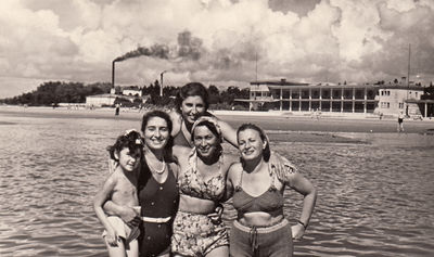 Tamarkin sisters with Anna Klas
Left to right: ?, Shoshana (Rosa) Aloni (Tamarkin), Selma Slonim (Tamarkin), Anna Klas, Miriam Tamarkin
