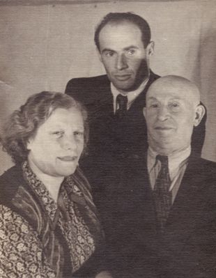 Goldberg
Rosa Goldberg (Mednikov), Moissei Goldberg, Samuel Goldberg
