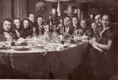 unknown Tallinn? group
Fifth from right Hanna Blumberg (Goldberg)
Keywords: [B]