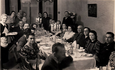 Happening - 1.8.1939, Tallinn
Left to right.
Right side: ?, ?, ?, ?, ?, ?, Betti Aronstam, ?, Idel Scherman, Sonja Scherman (Strasch), ?, Elia Kahn
Left side: ?, Schifra Rubinstein (Sack), Leo Rubinstein, ?, ?, ?, ?, ?, Sara Herzenberg (Buras), ?,? ..
