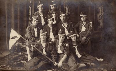 Tallinn girl guides. ~ 1917
Left to right: 
Top: Miriam Usvanski (Gabovitsch), ?
Middle: ?, ?, Berta Abramson (Wulff), ?
Bottom: ?, Zippa Levin (Bovschover), ? 
