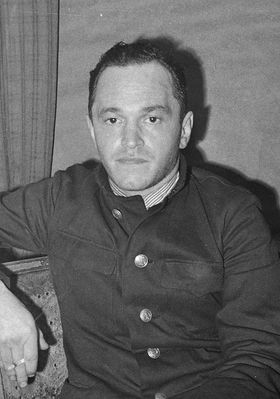 The Soviet paratrooper Aron Taub (1910-1941) after his capture by Finnish soldiers shortly before his death.
