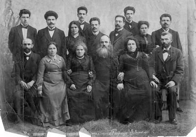 Amitan family. Rēzekne.
Left to right.
Sitting: Izhak Neischul, Sara Neischul (Amitan), Beila Amitan, Zalman Amitan, Rachel Vilenski, Josef Vilenski
Standing: Isser Amitan, Jacov Amitan, Schula Sosenko? (Amitan), Abel Amitan, Judel Sosenko?, Lev Amitan, Schloma Amitan, Mina Wibman (Amitan), Leizer Wibman

