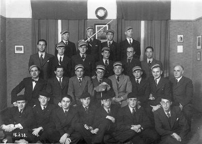 1938-10-16
Left to right
Sitting: Teodor (Buba) Polykovski, Rudi Bentsovitsch,Vigdor Teitelbaum, Jossif Beltschikov, Haim Schlick, Abrascha Gutkovitsch, ? 
Standing. I row from bottom: ?, ?, Ilja Dubin, ?, ?, Abram Feimann,  Rubi Kamenovski, Leib Levitin
II row: ?, ?, ?, Rafail Beltschikov, Lelja Palin
Top row: David Feimann, Perez Wasserman, ?, ?
