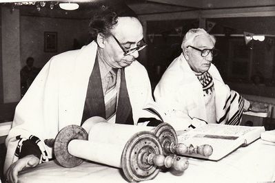 Ilja Dubin in Synagogue
Left to right: ?, Dubin
