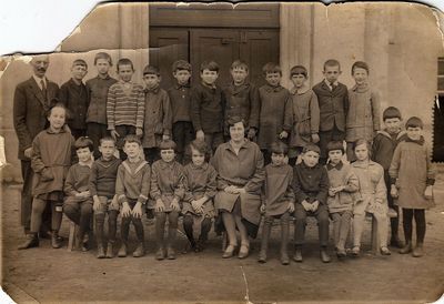 Tallinn - 1927. Jewish primary school ~ 1927.
Selda Naimark -bottom, right from teacher
