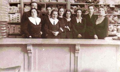 Braschinsky. Benjamin Braschinsky's shop - 8.5.1935
3d from right - Asja Pakin (Brisk)
Keywords: [P] [B]