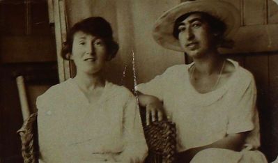 From the file of Herman Braschinsky. Unknown. Left - Ella Grinson (Usvansky)?  Right - ?
Keywords: [unknown]