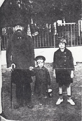 Rabbi Bezalel Epstein with daughter Celia and son Isador. Estonia, 1922.
Keywords: [E]