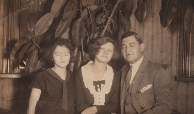 Epstein siblings. Tallinn, 1925.
Left to right: Esther Fish (Epstein), Eva (Chava) Epstein, Eli Epstein.
