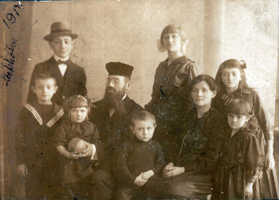 Rabbi Bezalel Epstein family. Stockholm, 1917
Left to right: Michael Epstein, Elias Epstein, Celia Epstein, Rabbi Bezalel Epstein, Jacob Epstein, Esther Fish (Epstein), Rebbitze Clara Malka Epstein, Chava Epstein, Judith Epstein.
Keywords: [E]