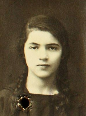 Keila (Beile) Gluchovsky (Bass) (1910-2000)
Keywords: [G]