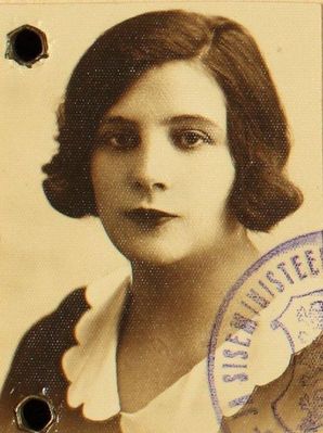 Ester Ratut (Vigderhaus) (1899-1980)
Keywords: [V]