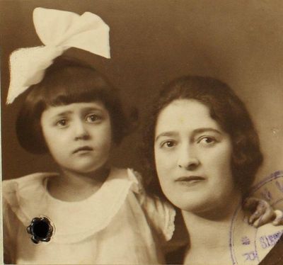 Lieba Schumjacer (Gor) (1897-1956) with Minna Schumjacer (1922-1982) 
Keywords: [G]