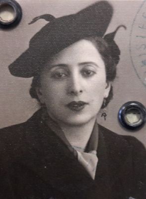 Perle Baron (Gurin, nee Vainberg) (1902-1977)
Passport picture. 
