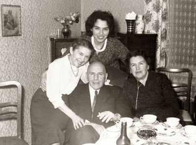 Kljas and Schreiber. Riga, 1961
Left to right: Jenny Schreiber, Voldemar Schreiber, Pola Kljas (Schreiber). Standing: Ester Hanson (Kljas)
Keywords: [S]