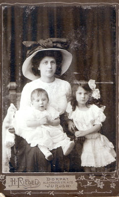 Fanni Kan (Salkind) (1882-194x [img]http://muuseum.jewish.ee/md.gif[/img]) with Aleksandr and Nata. Tartu, 1910.
