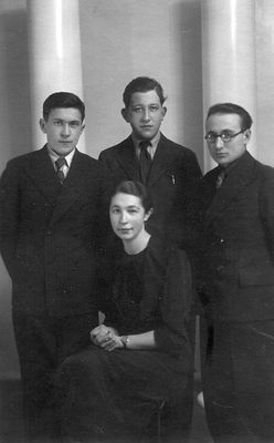 Friends - young socialists - 1937
Left to right: Meische Schimschelevitsch (1917-1941); Herman Gutkin (1919-1943); Ber Scheer (1917-1941)
Sitting: Dina Pats (Danzig) (1916-1967)
Keywords: [S] [G] [P] [D]